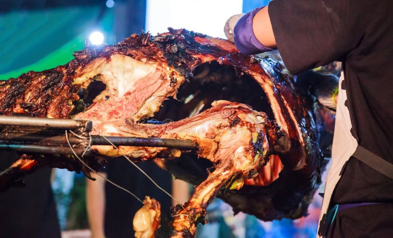 在室外壁炉的传统泰国街道食物,牛肉烤肉格栅烤肉的,被烹调在明火或活煤炭, 库存图片 在室外壁炉的传统泰国街道食物,牛肉烤肉格栅烤肉的,被烹调在明火或活煤炭, 库存图片